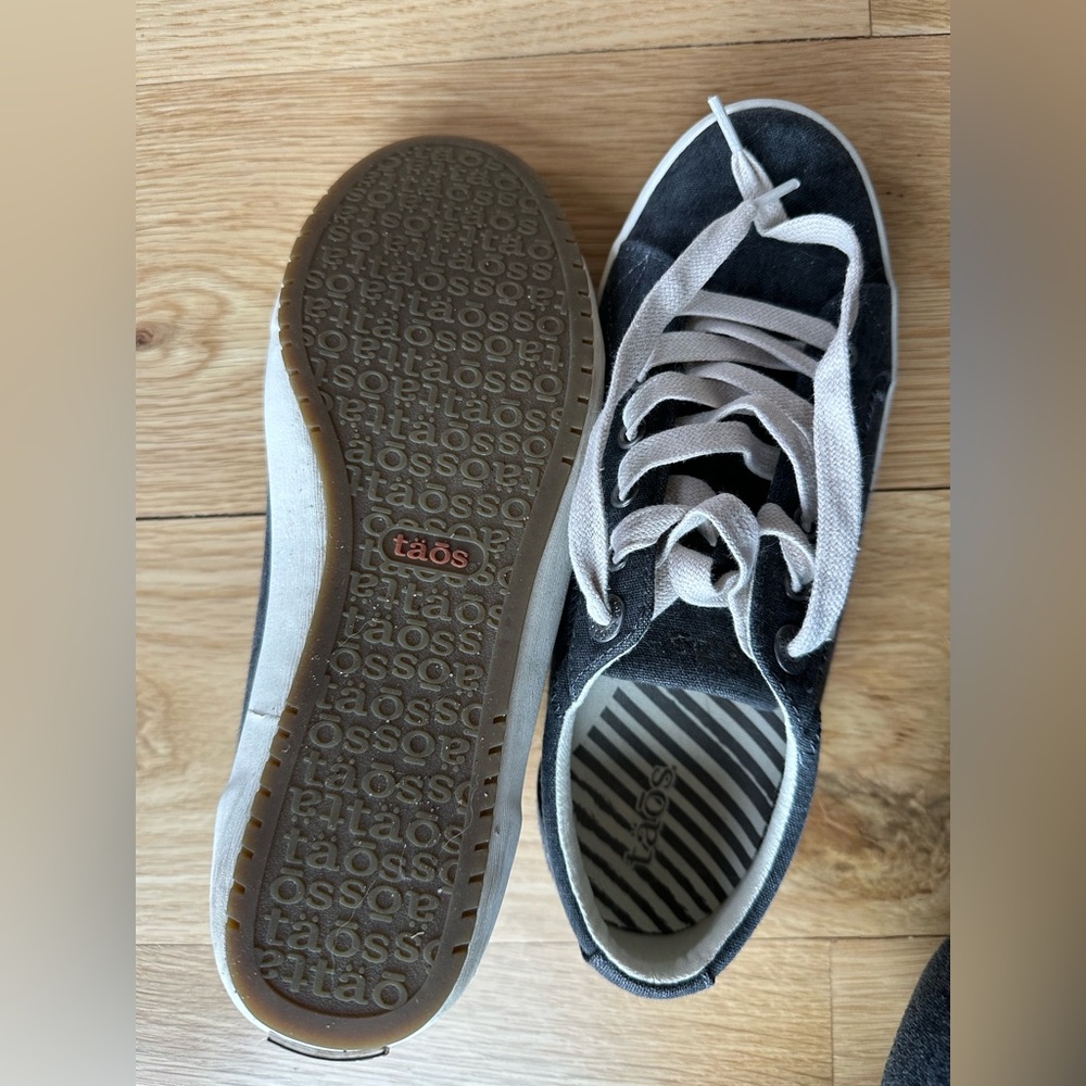 Taos size 7.5 sneakers in charcoal wash canvas - Picture 2 of 5